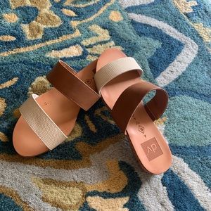 Dolce Vita- NWOB”Payne” embossed sandal